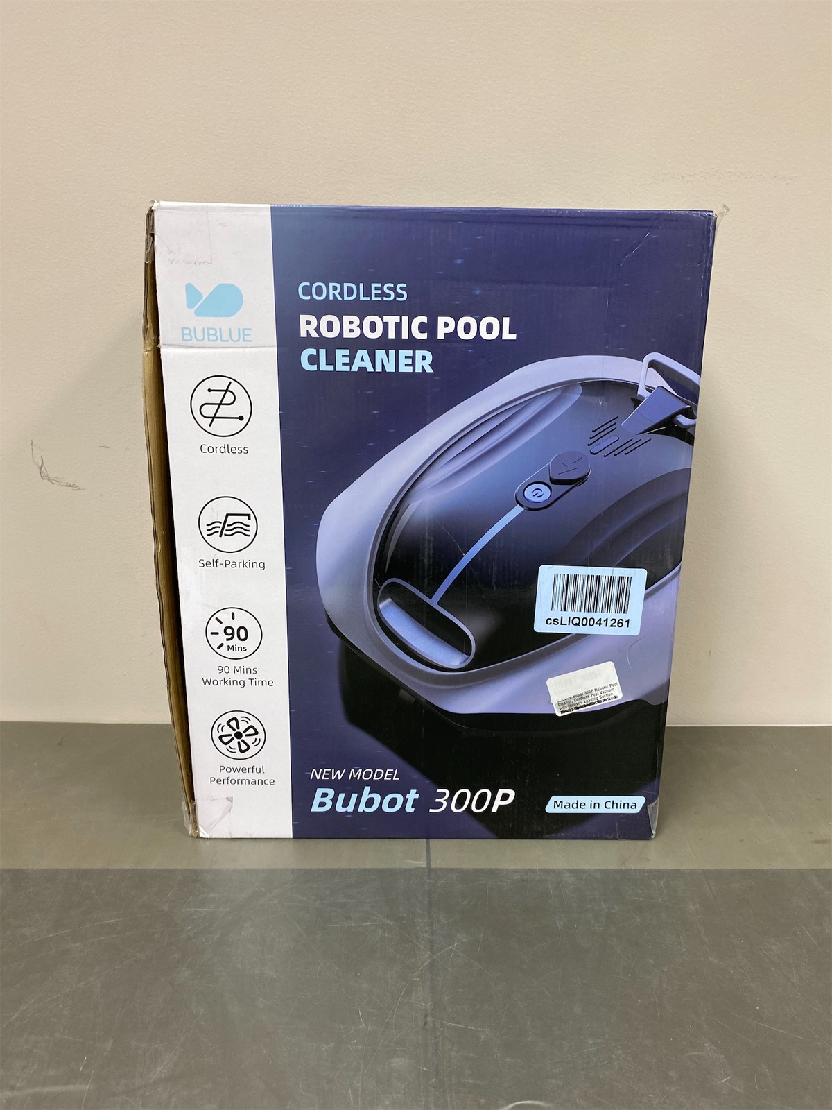 Cordless robotic pool cleaner
