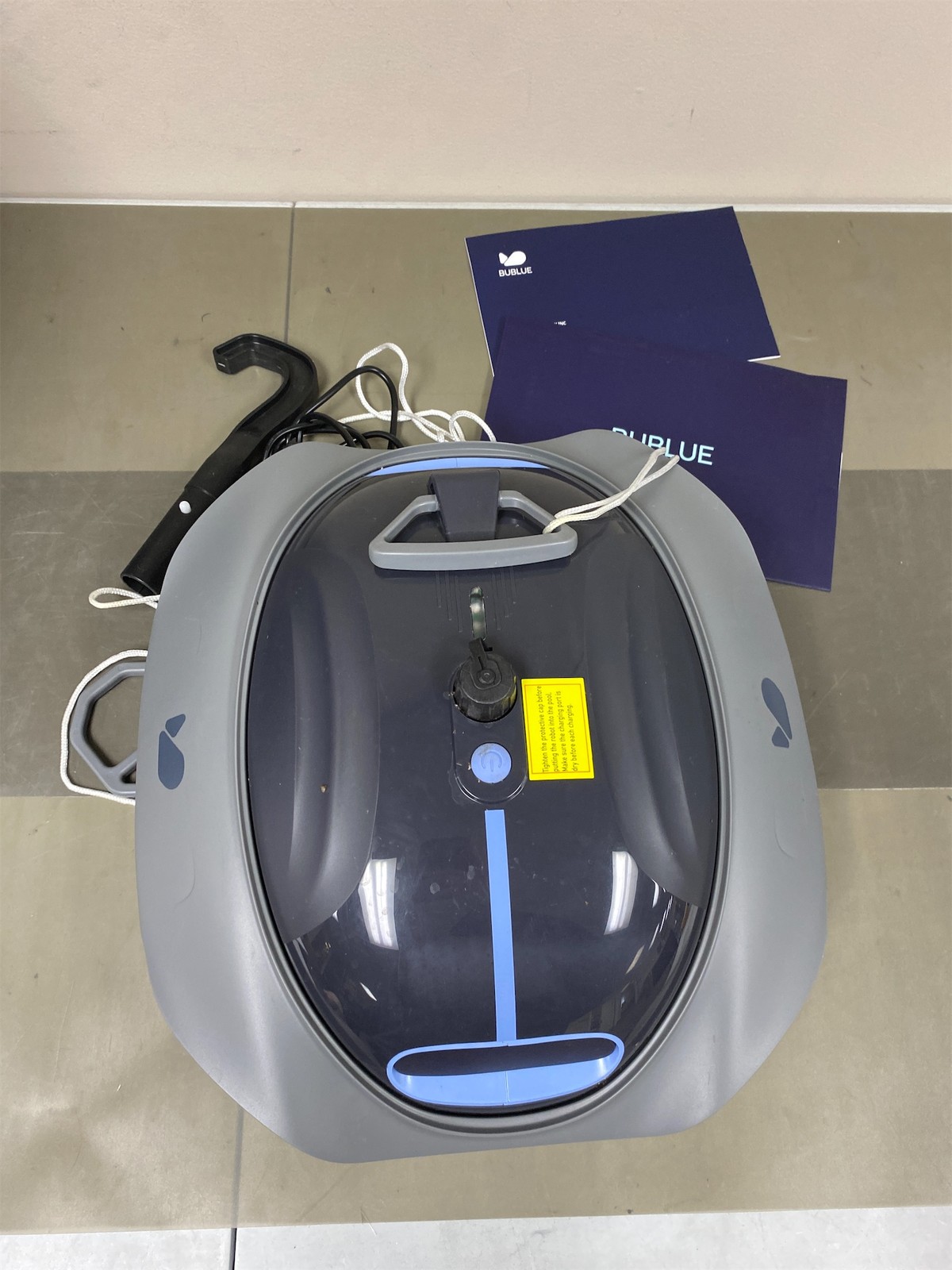 Cordless robotic pool cleaner