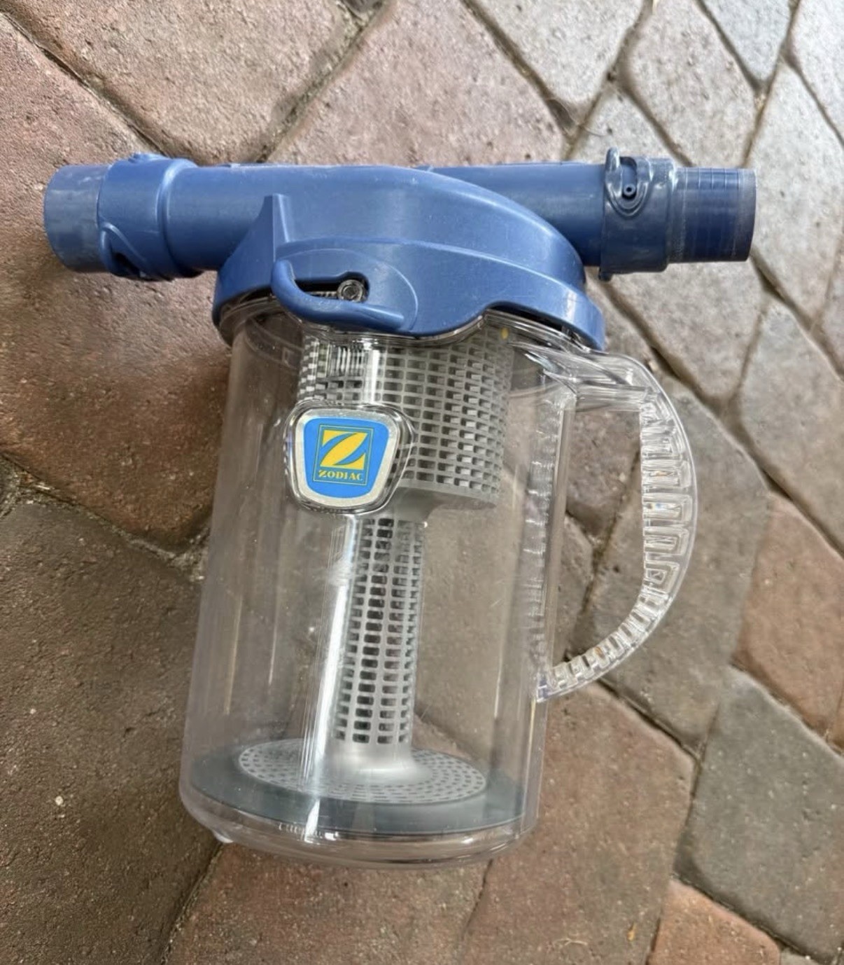 Zodiac cyclonic leaf catcher for pool vacuuming