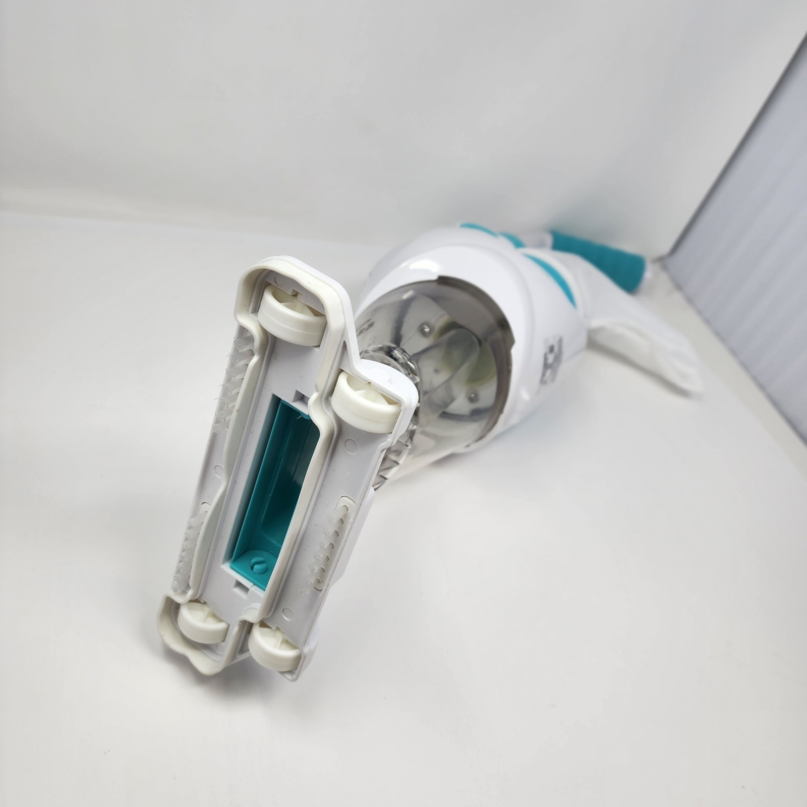 AIPER Pilot H1 Handheld Cordless Rechargeable Pool Vacuum Cleaner