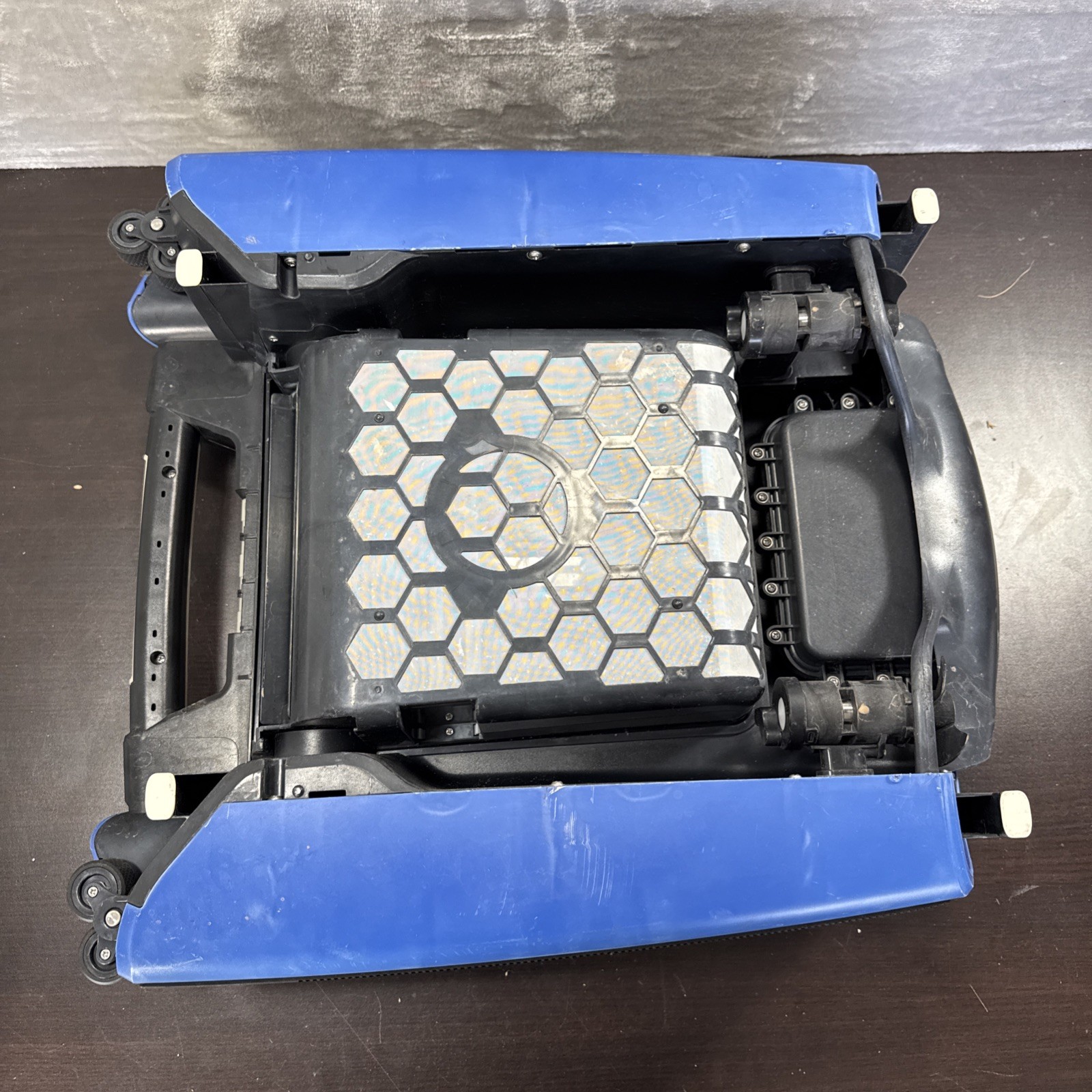 Betta SE – Solar-Powered Robotic Pool Skimmer – Not Working – As Is