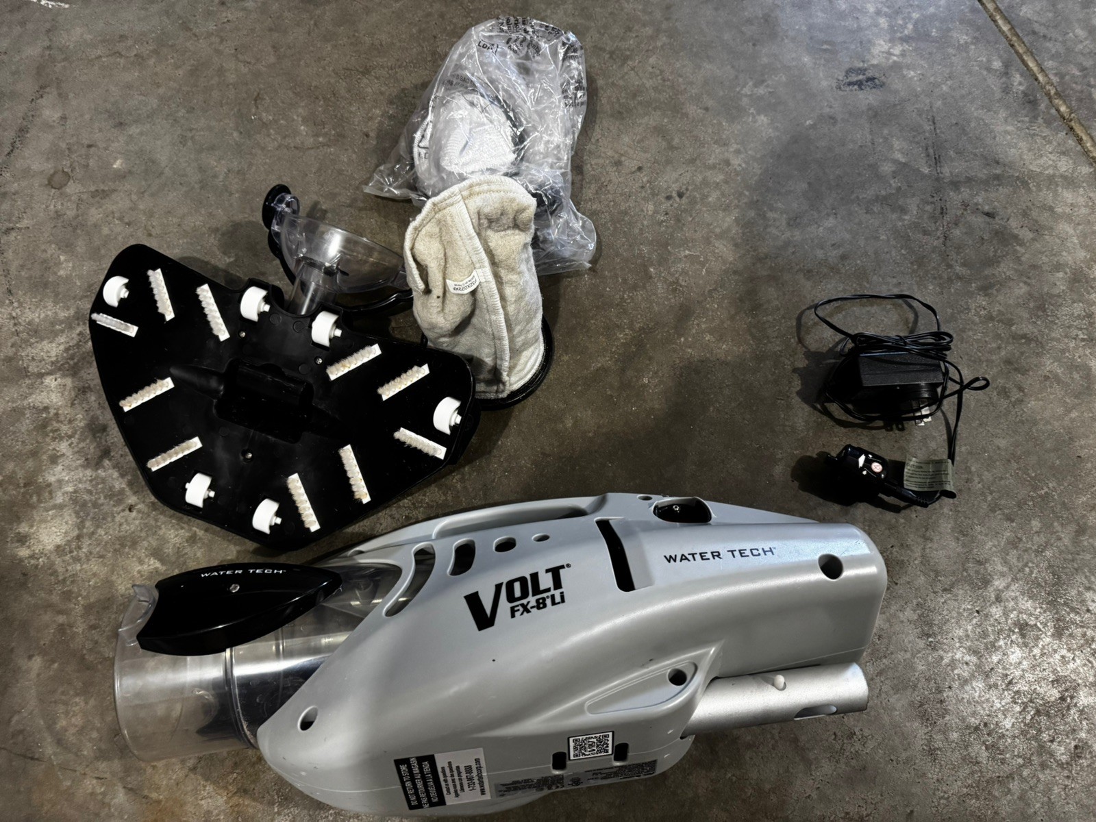 Water Tech Volt FX-8LI Battery Powered Vacuum