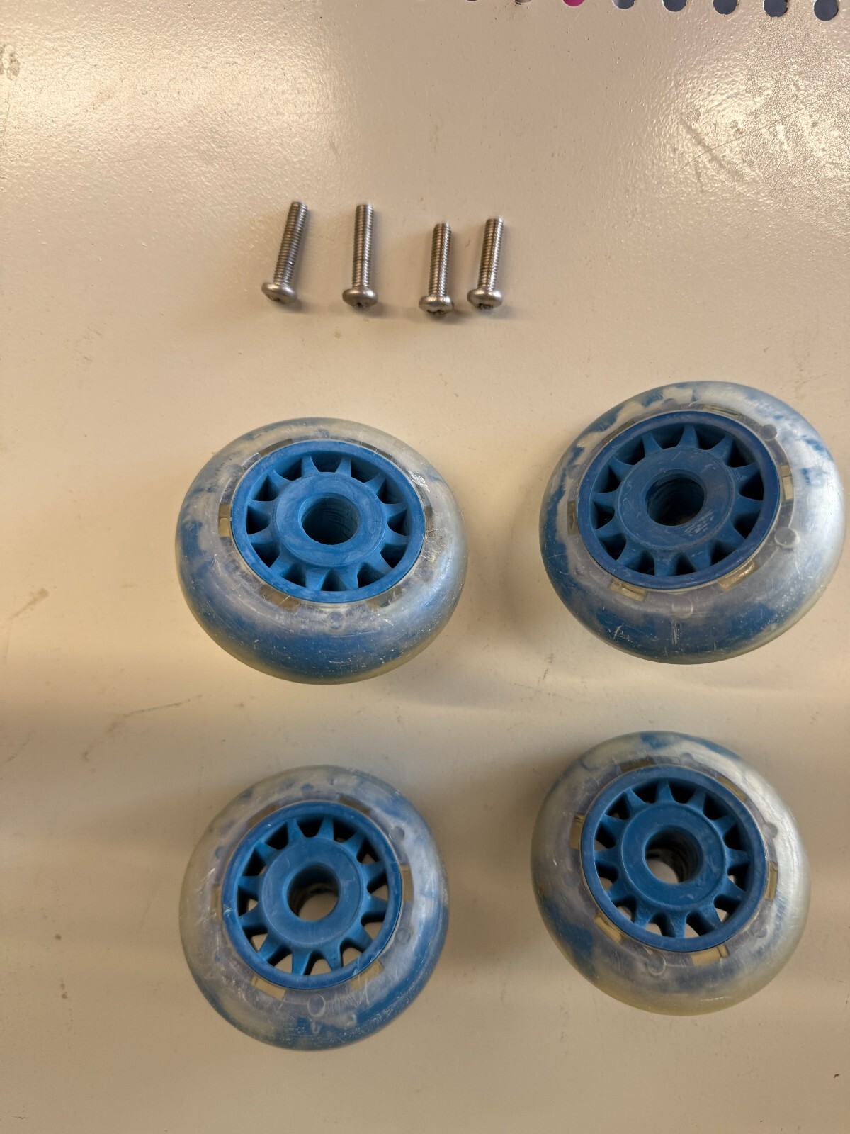 AQUABOT® DURAMAX RC SK2691 SK WHEEL ASSEMBLY (4 WHEELS) & 1105 (4 SCREWS) (USED)